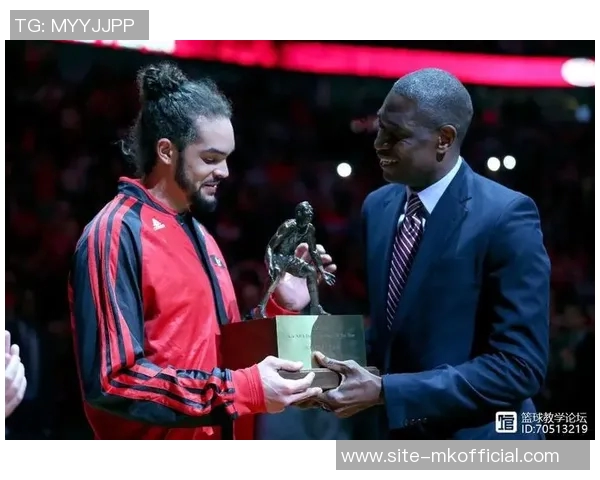 斯波与灰熊助教诺阿拉罗什深入交流球队新体系构想