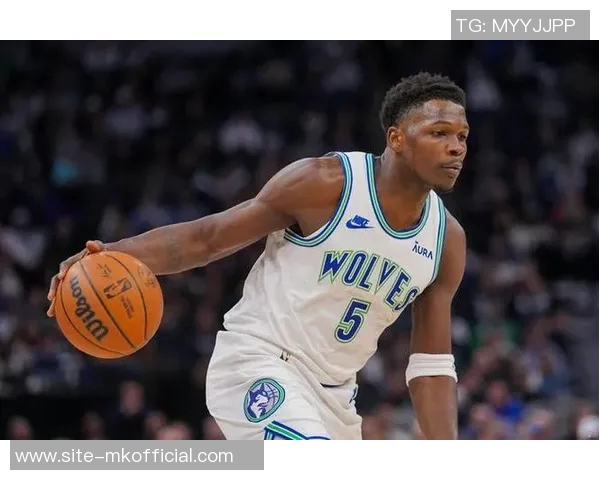 爱德华兹半场表现平平次节仅靠罚球得分球队状态堪忧